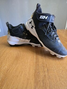 Under Armour Harper 7Black and White  Athletic Cleats